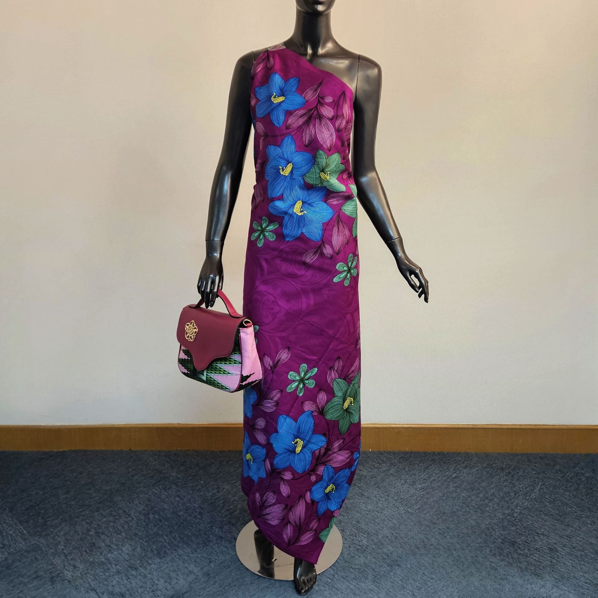 Floral Printed on Purple Blue  - Sewing Batik Fabric 评论和价格