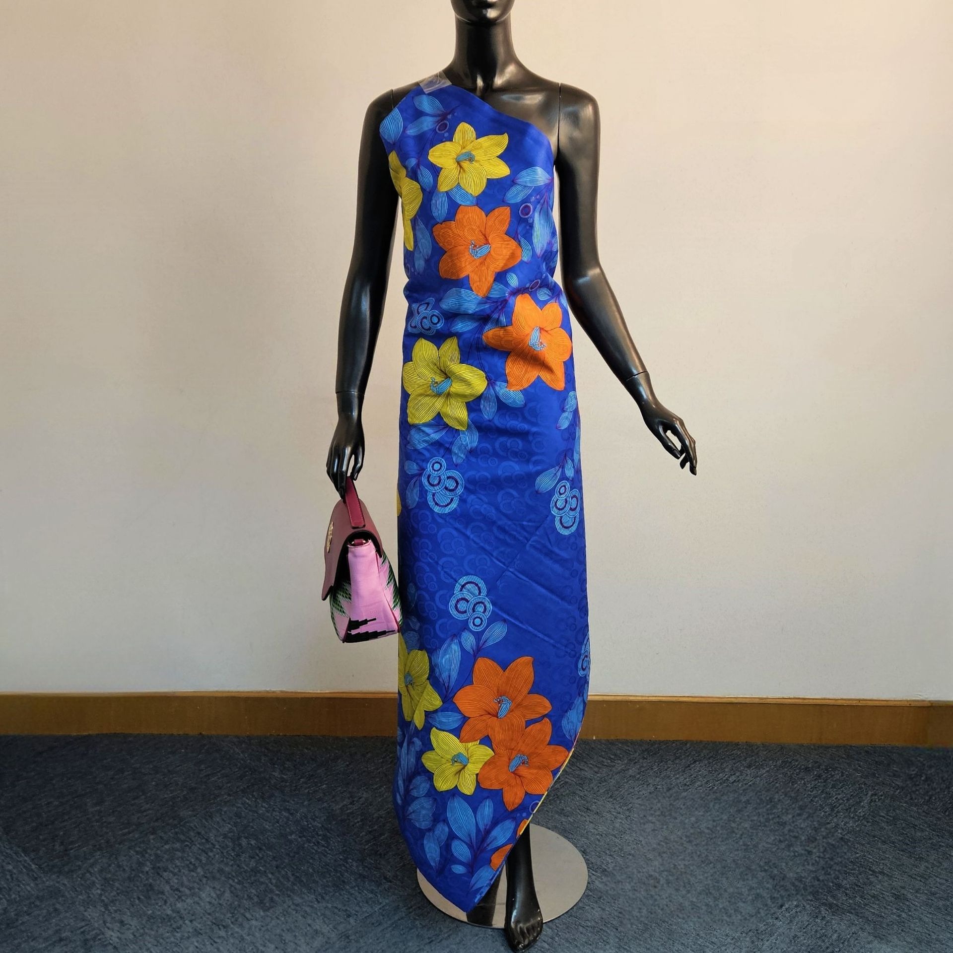 Floral Printed on Purple Blue  - Sewing Batik Fabric 评论和价格